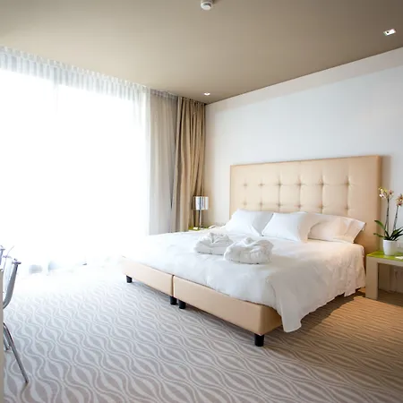 One & Restaurant 4*