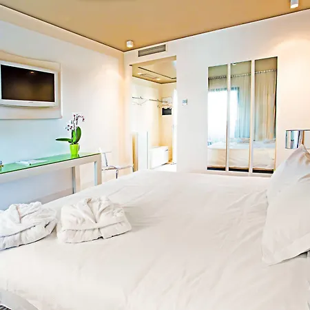 Hotel One & Restaurant