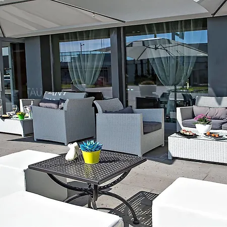 One & Restaurant 4*