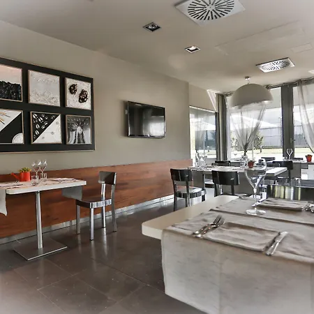 One & Restaurant 호텔 4*