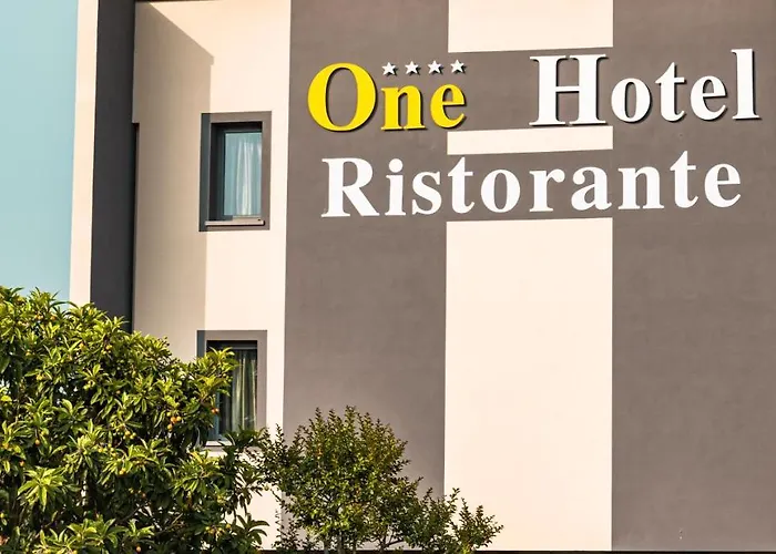 One & Restaurant 4*